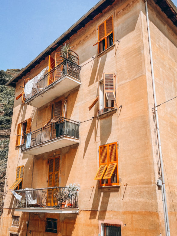 cinque terre buildings